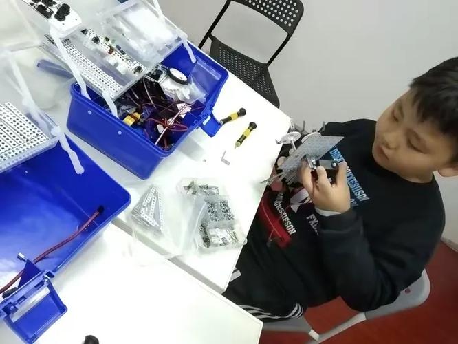 瓦力工厂许昌校区老鹰机器人 朋瑄网络赋能青少年科技教育新篇章
