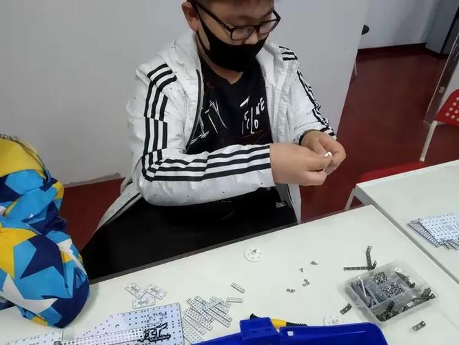 瓦力工厂许昌校区 老鹰机器人启航，朋瑄网络赋能智能教育新篇章